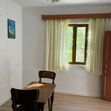 Alesio House * Delvine